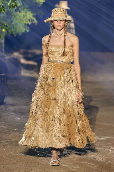 Look 16
